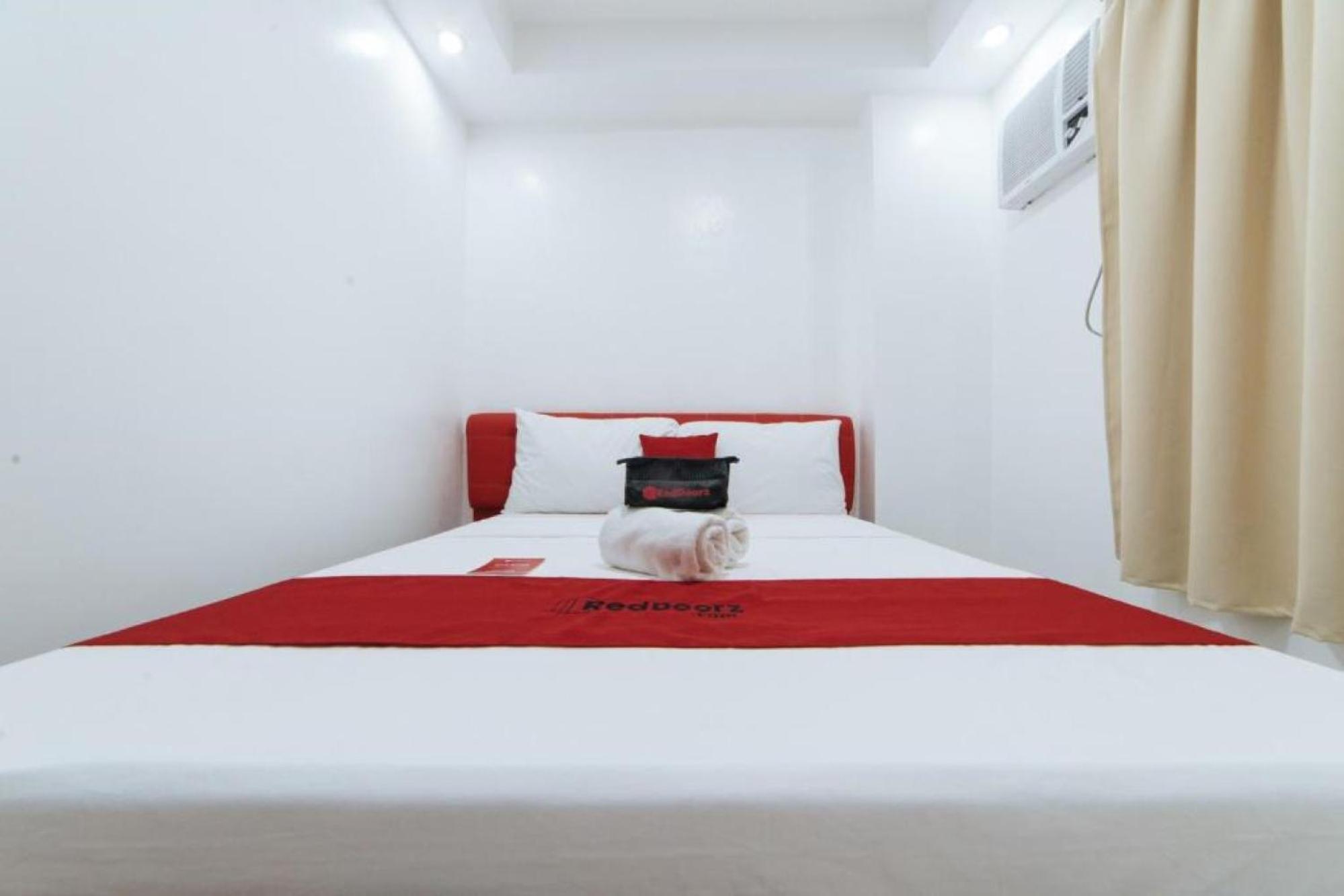 Hotel RedDoorz @ DBuilders Bangkal Makati Makati City Exterior foto