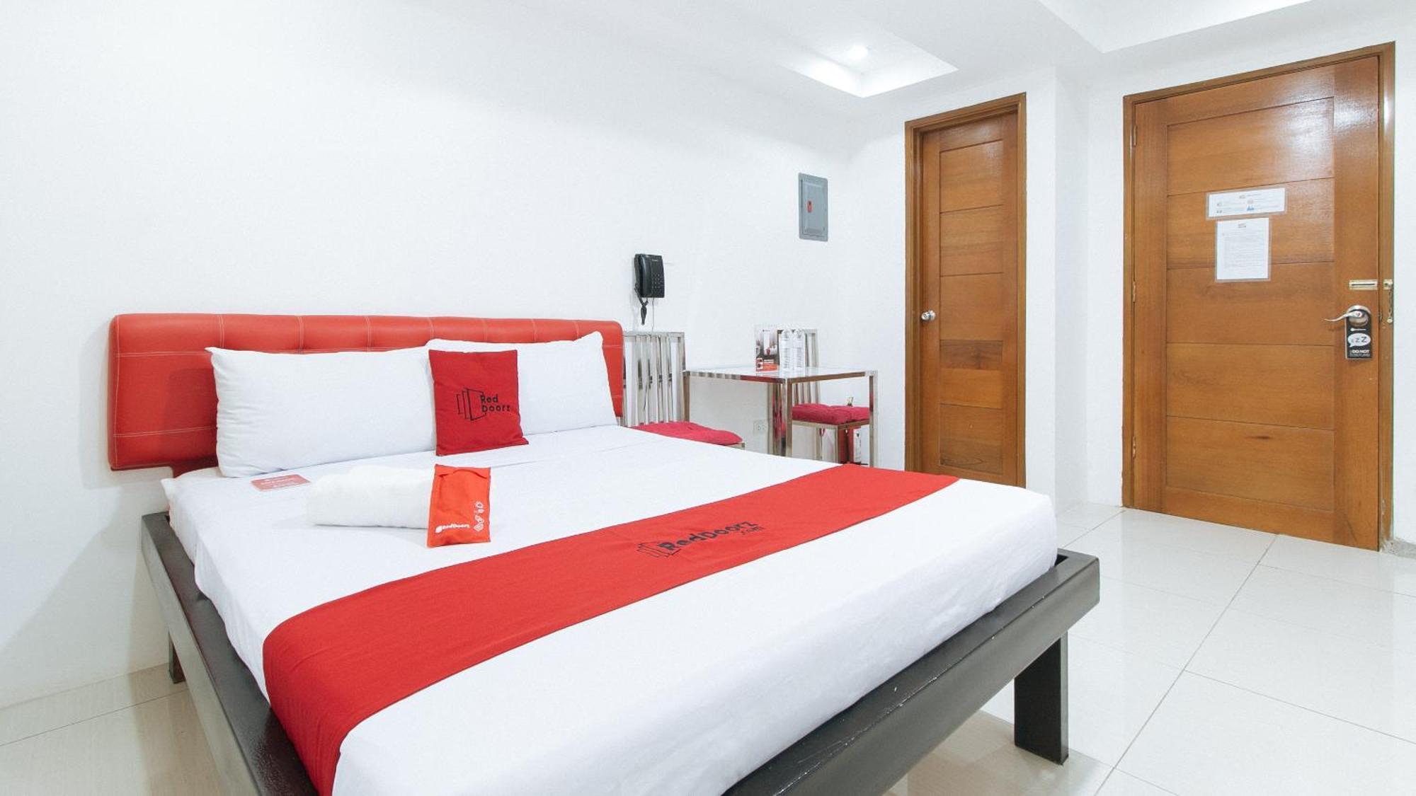 Hotel RedDoorz @ DBuilders Bangkal Makati Makati City Exterior foto