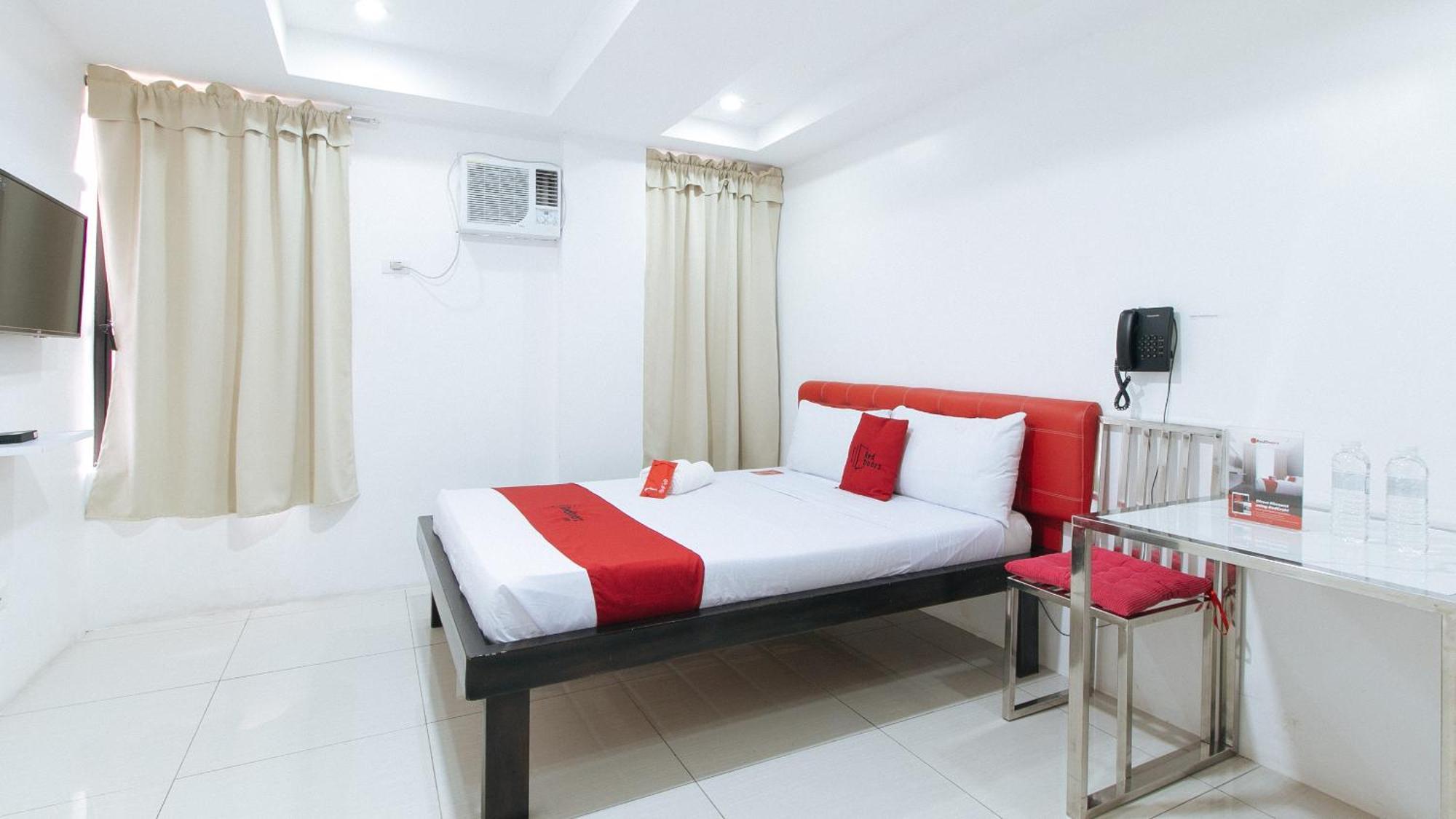 Hotel RedDoorz @ DBuilders Bangkal Makati Makati City Exterior foto