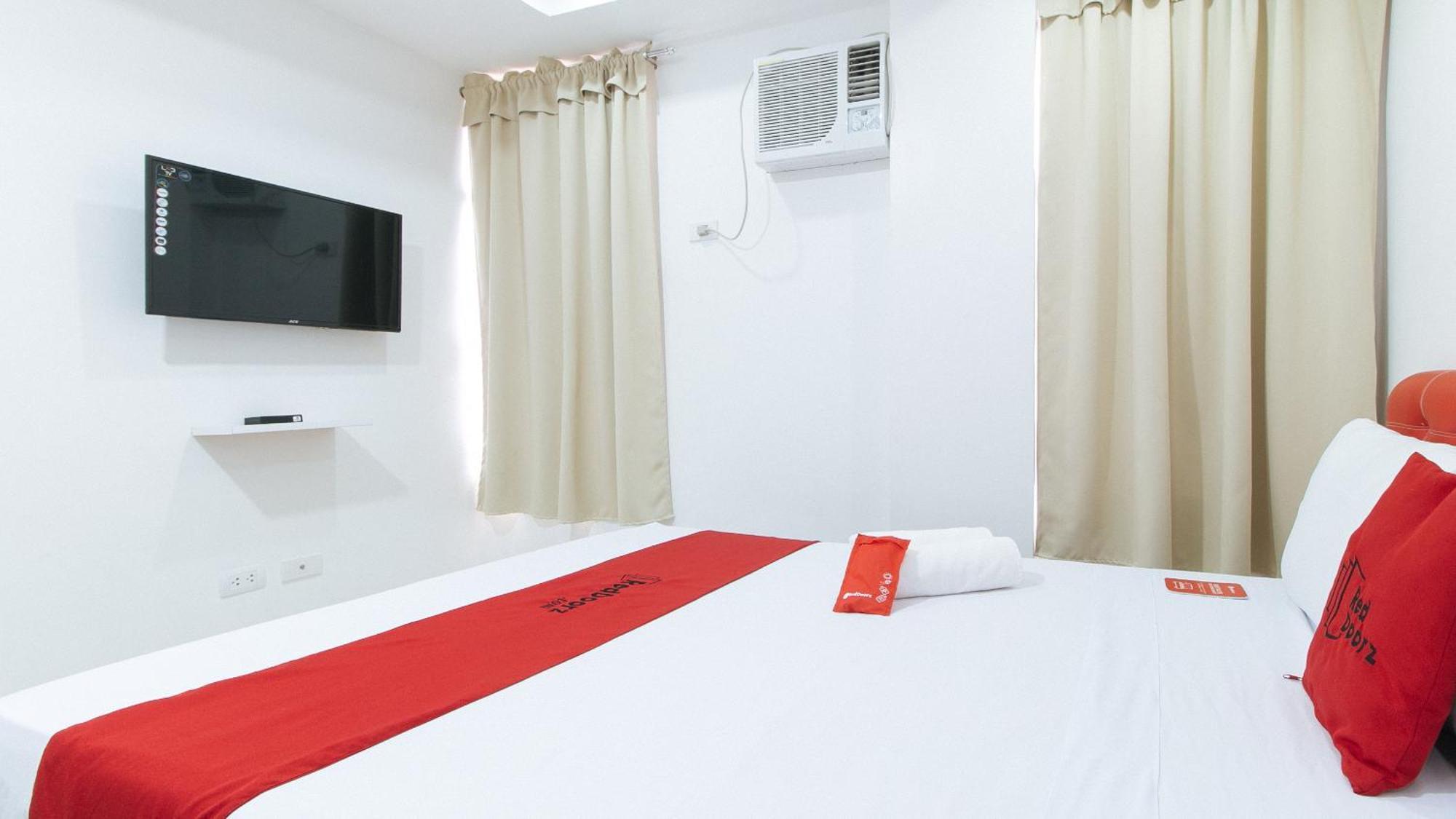 Hotel RedDoorz @ DBuilders Bangkal Makati Makati City Exterior foto