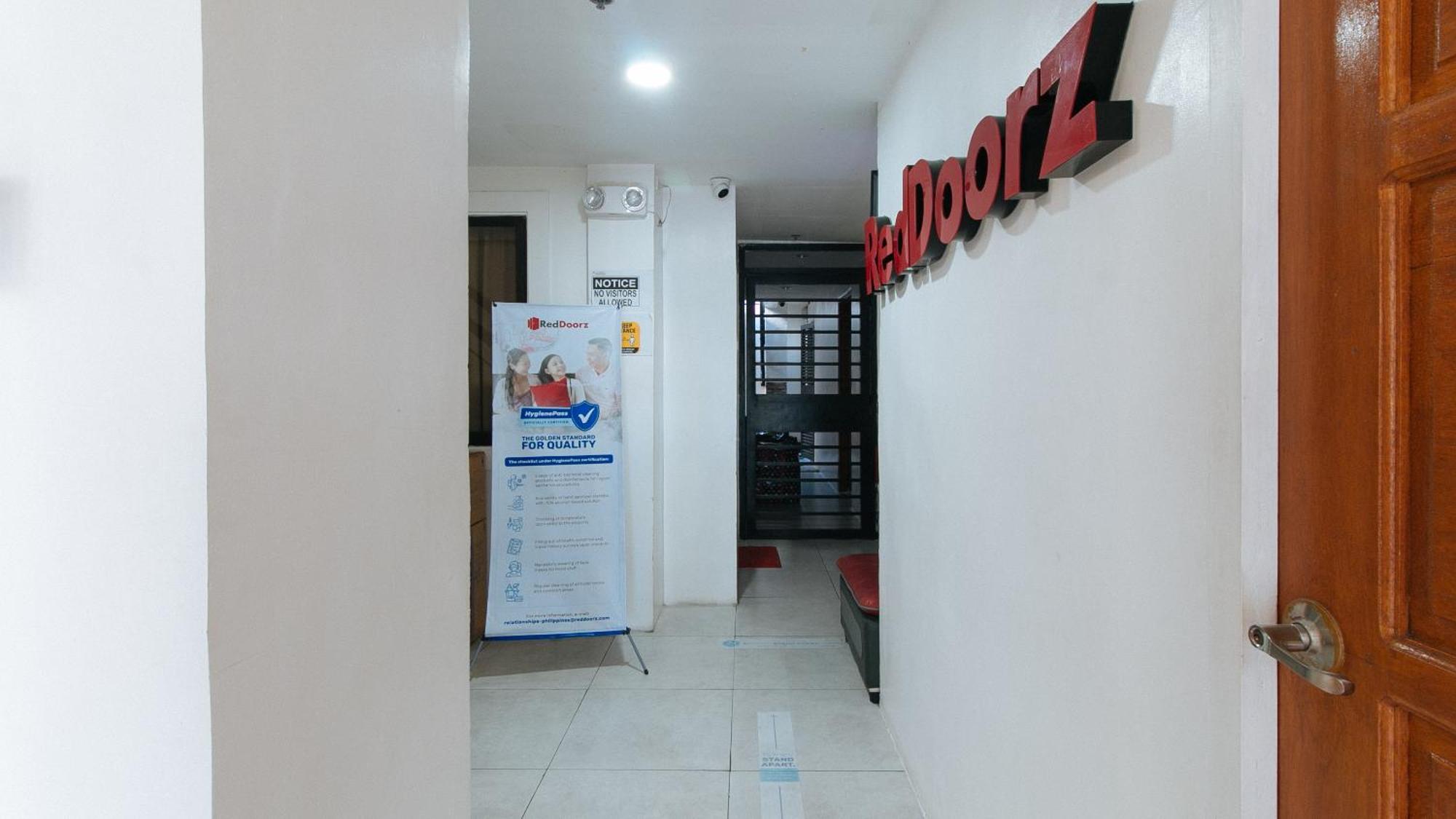 Hotel RedDoorz @ DBuilders Bangkal Makati Makati City Exterior foto